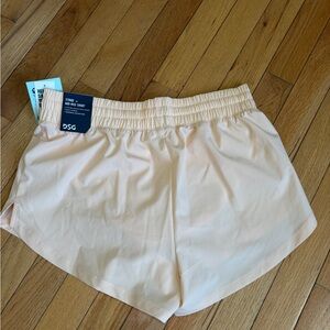DSG Women’s Mid-Rise Athletic Shorts — Light Peach